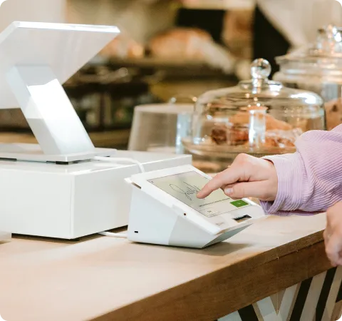 A person using Clover Solo to make a transaction