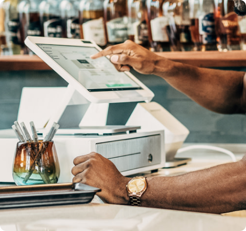 A person using Clover Solo to make a transaction